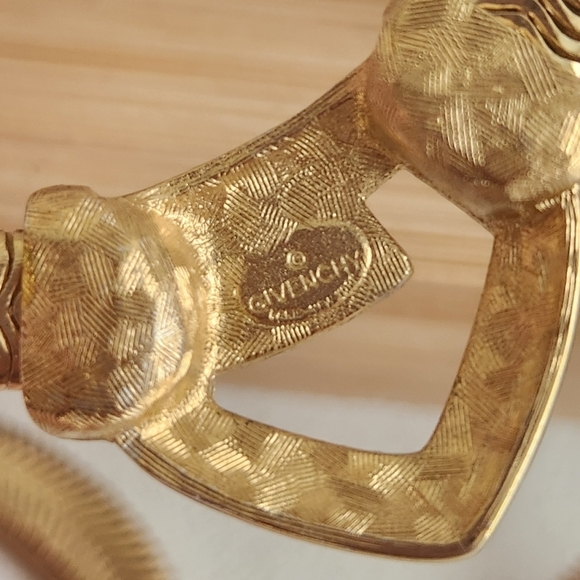 GIVENCHY Elegant Gold Necklace with Rhinestone Accents - Picture 5 of 6